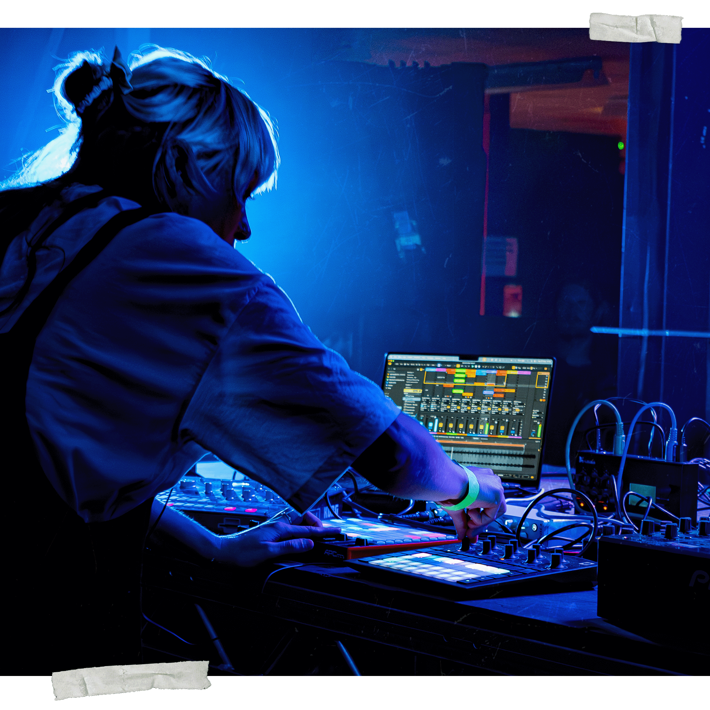 Nadia Struiwigh using Circuit Tracks live Nadia Struiwigh using Circuit Tracks live